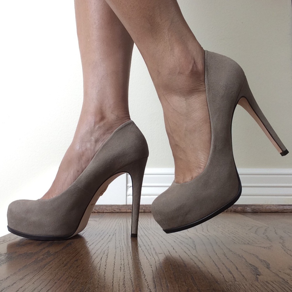 Pour La Victoire Gray Suede Shoes